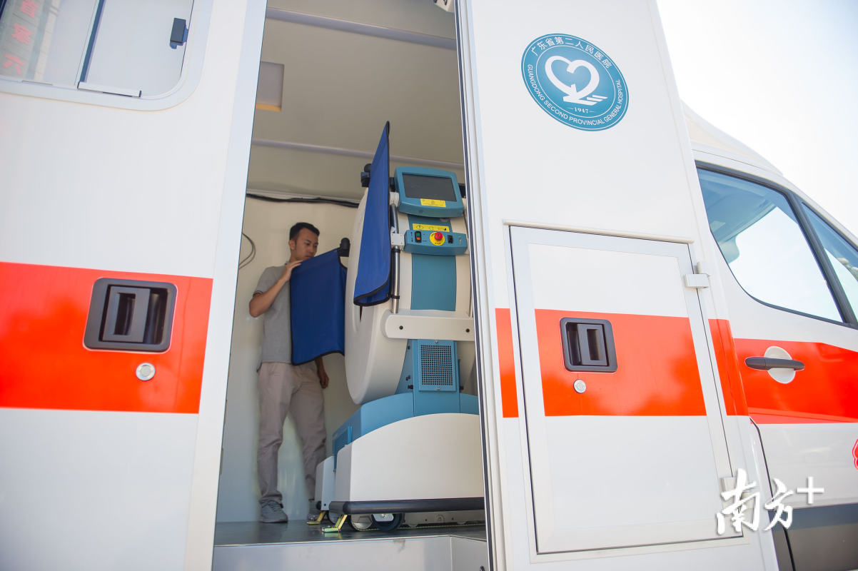 救護(hù)車上即可溶栓！華南首臺(tái)移動(dòng)CT救護(hù)車亮相